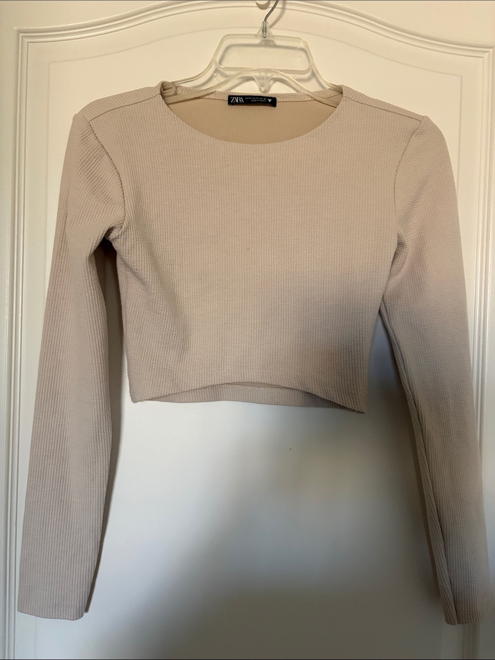 Zara Beige Ribbed Long-Sleeve Cropped Top (Junior Size)  13 1/2 length.